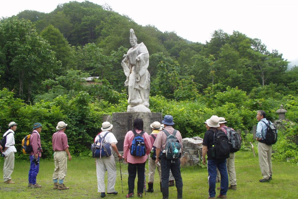 尾瀬三郎中納言立像