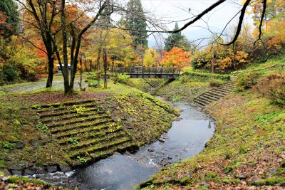 第17回【土木の魅力発見賞】紅葉の目黒邸庭園に溶けこんでいる天神川