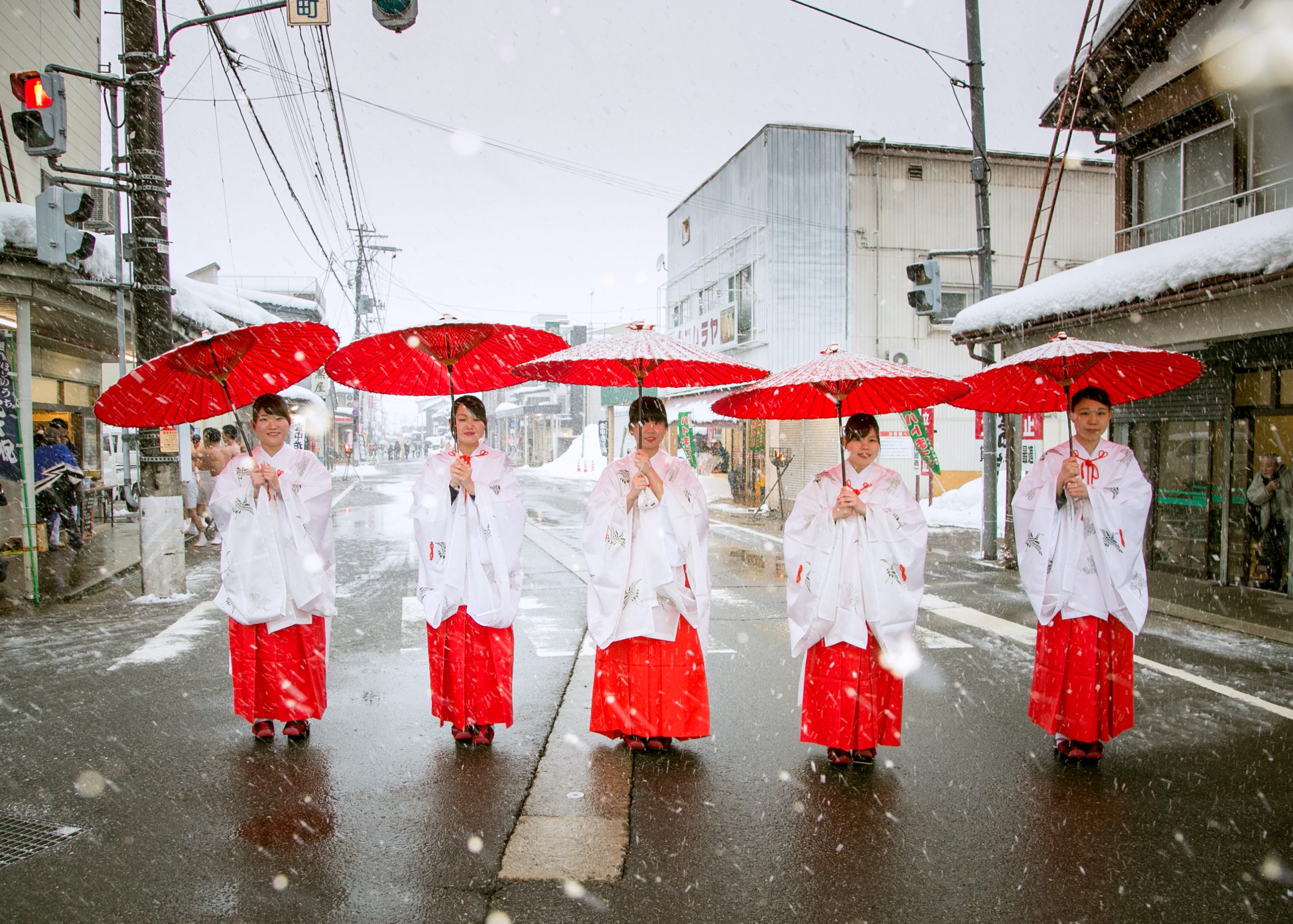 極寒の中で水をかけられる！？「雪中花水祝」を見に行こう！冬の魚沼市