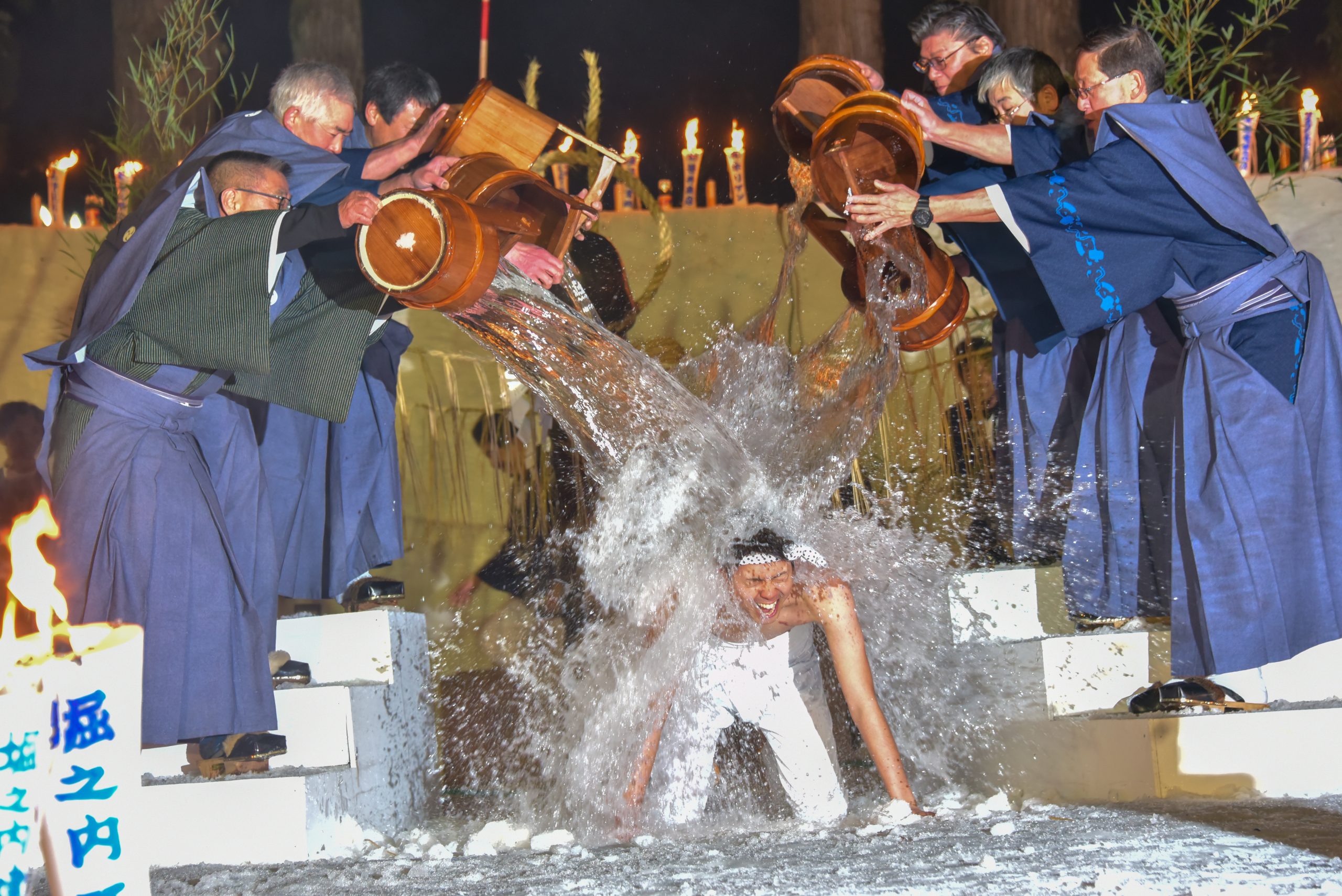 極寒の中で水をかけられる！？「雪中花水祝」を見に行こう！冬の魚沼市