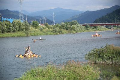 十五夜祭り、魚野川での神輿流し